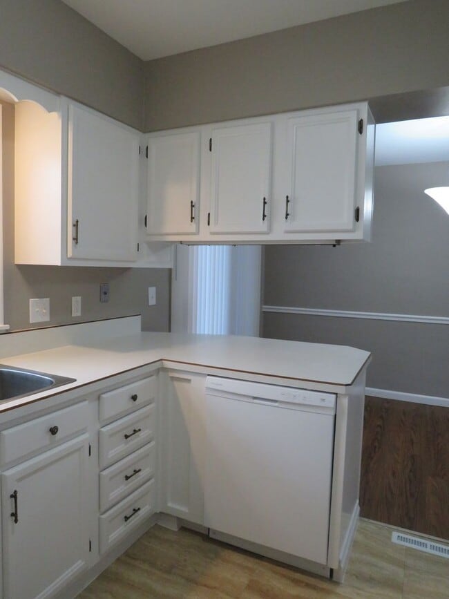 Building Photo - 3 Bedroom (1 non-egress) / 1 Car Garage located near the hospitals and colleges!