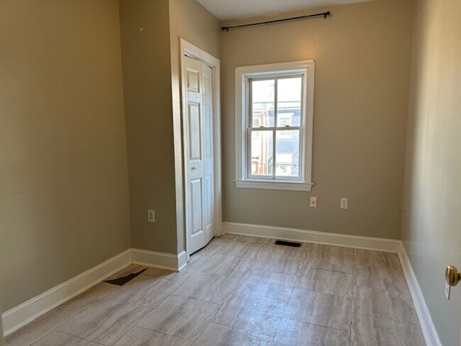 Building Photo - 162 E Louther St