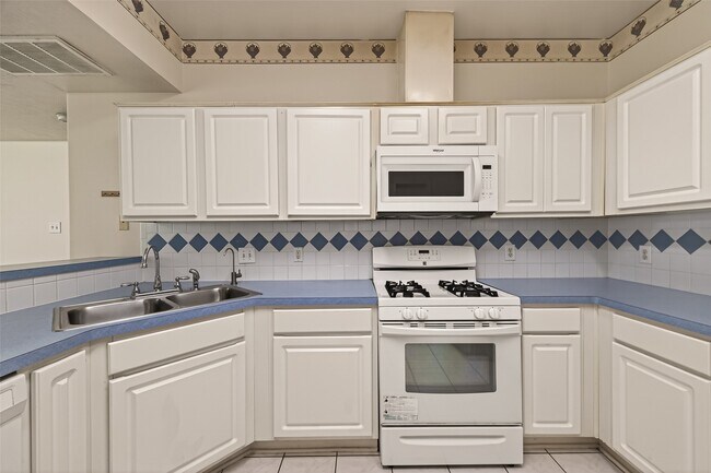 Building Photo - 15903 Timber Chase Dr
