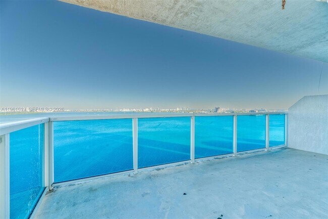 Building Photo - 700 NE 25th St