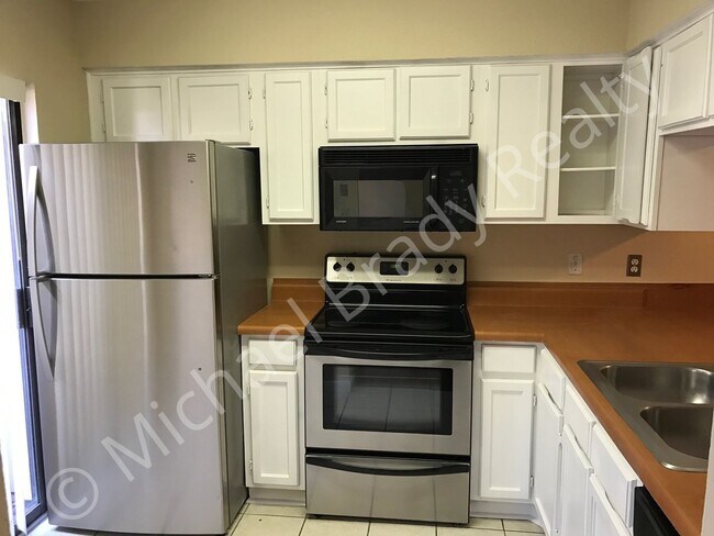 Building Photo - One Bedroom Condo!