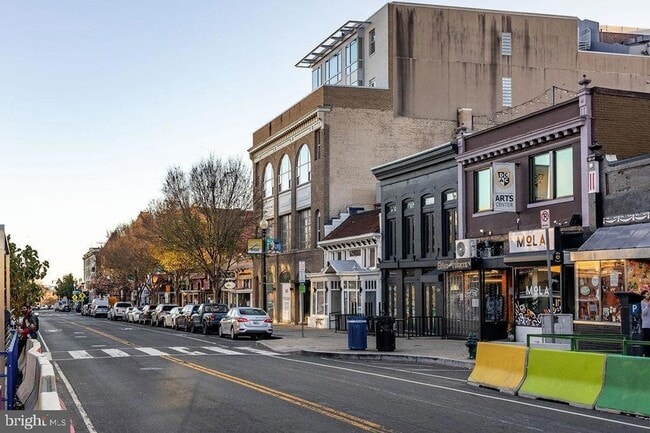 Building Photo - 2460 Ontario Rd NW
