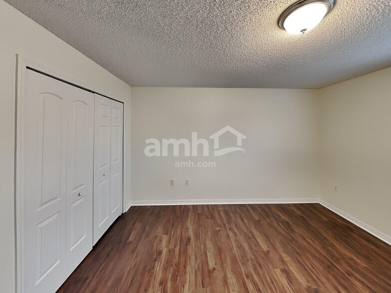 Building Photo - 5523 Ashleigh Park Dr