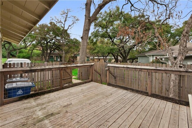 Building Photo - Duplex 11 Bedrooms 6 Baths Available August 2025