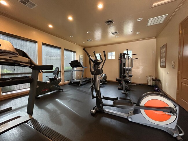 Building Photo - 955 E Knox Rd