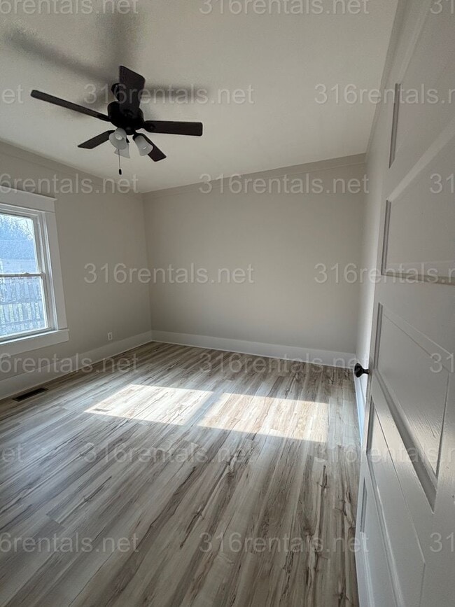 Building Photo - 2 bedroom 1 bath available NOW!