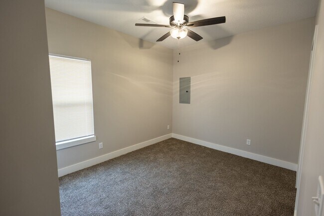 Building Photo - 804 N Custer St