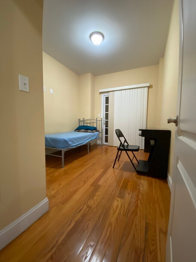 Building Photo - 187 Zabriskie St