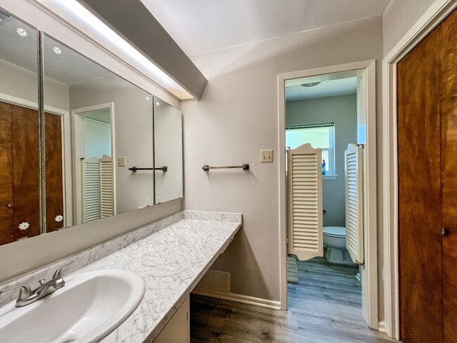 Building Photo - 986 Lone Star Dr