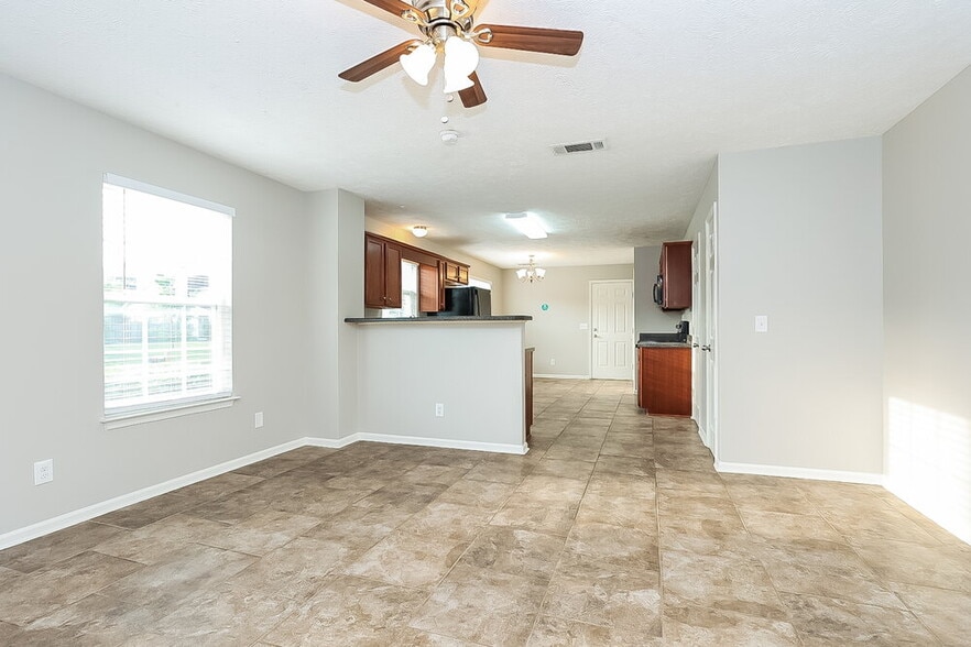 Building Photo - 117 Lyndhurst Dr