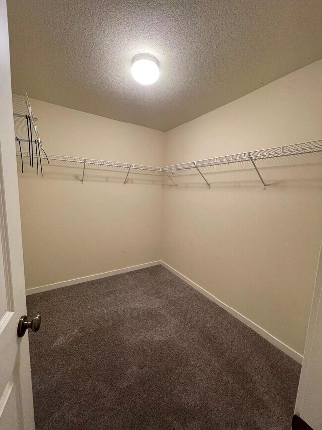 Building Photo - 2551 NW Byrne Terrace