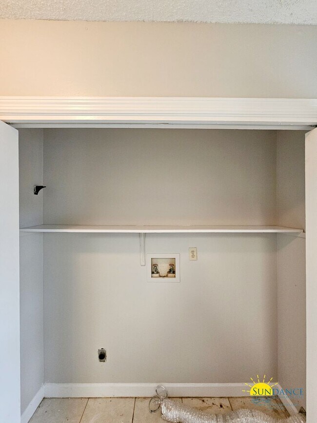 Building Photo - 515 Landview Dr