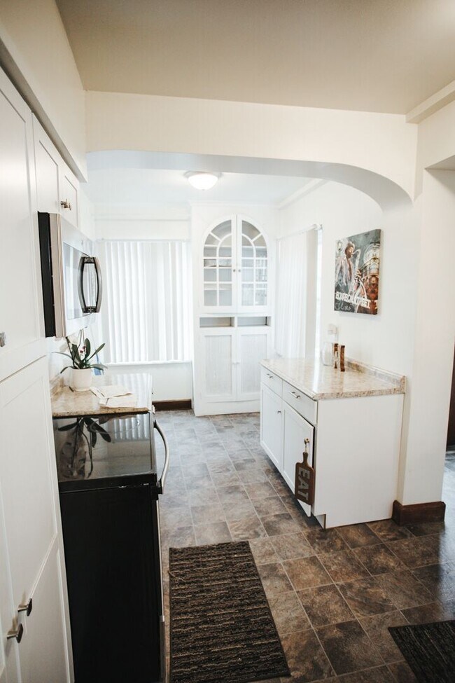 Building Photo - 727 N Capitol Ave