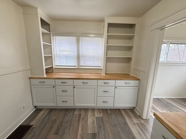 Building Photo - 340-342 W Wesley St