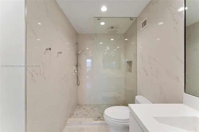 Building Photo - 1121 Crandon Blvd