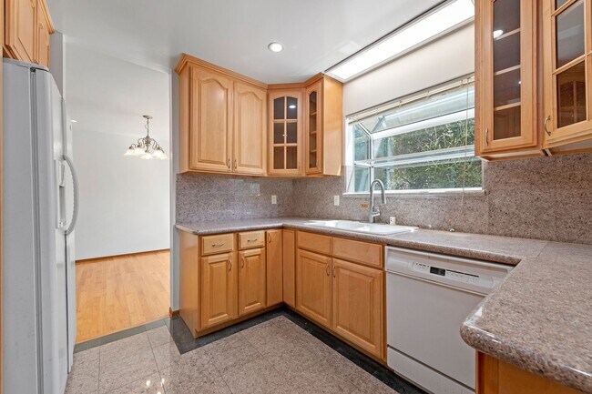 Building Photo - 5 bed/2.5 bath single family home in W. Sa...
