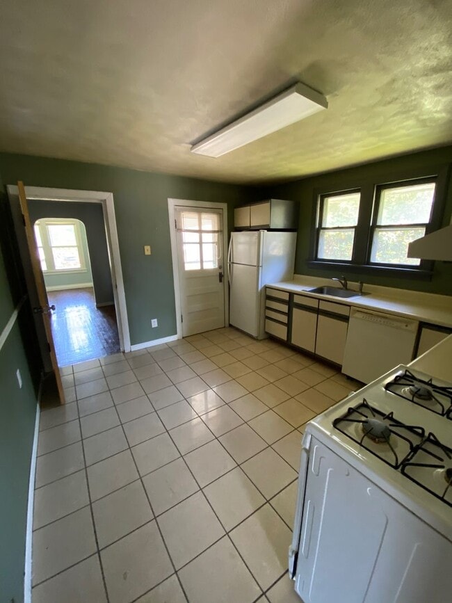 Building Photo - 2 Bed, 1 Bath w/ Den!  1200.00 Sq Ft.