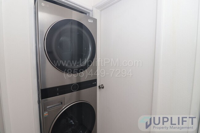 Building Photo - 2 bed, 2 Bath Condo with Community Pool