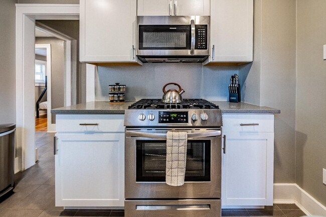 Building Photo - 722 Marquette Ave NW