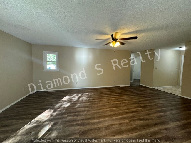 Building Photo - 3 Bedroom Home Located Near Mercy!