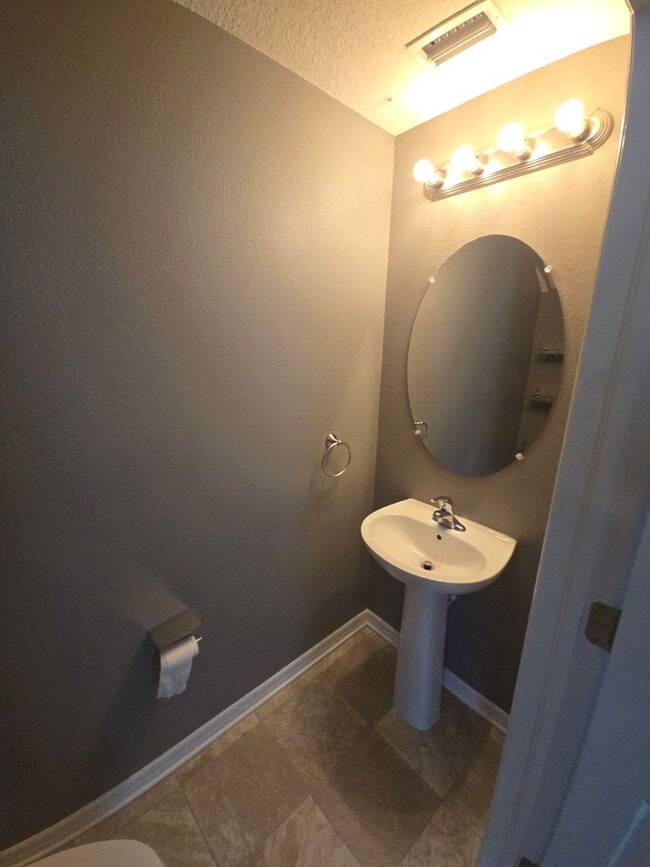 Building Photo - Beautiful 2/2.5 ***All included*** Interne...