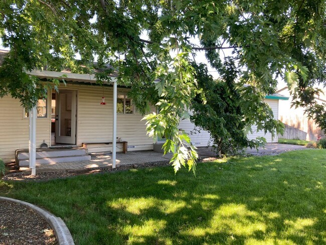 Building Photo - Kennewick Location w/a Country Flare!