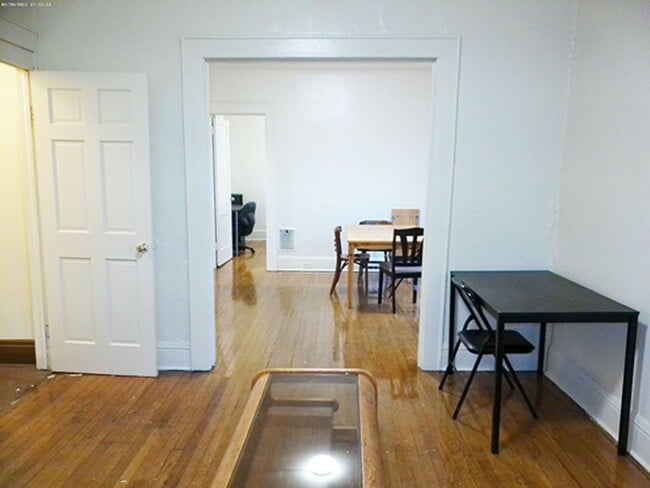 Building Photo - 4 Bedroom Duplex Close to Campus! - 6/1/26