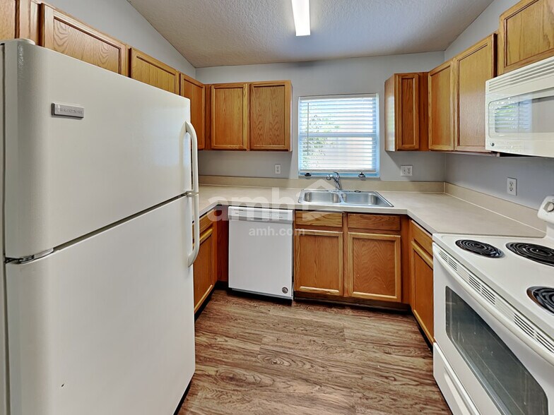 Building Photo - 2328 Hickory Pine St