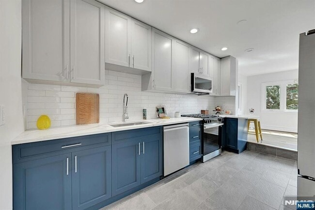 Building Photo - 158 Edgar St