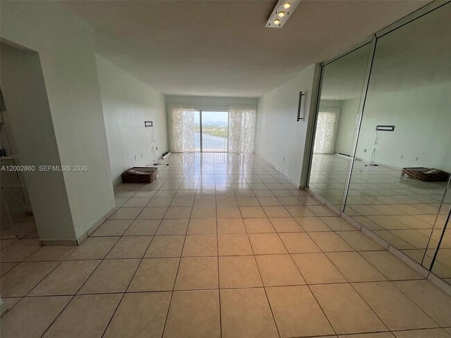 Building Photo - 300 Bayview Dr