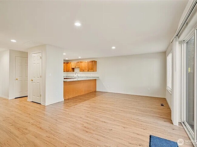 Building Photo - 12202 NE 39th St