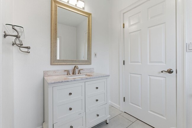 Building Photo - Bright & Modern 2BR Flat with Driveway Par...