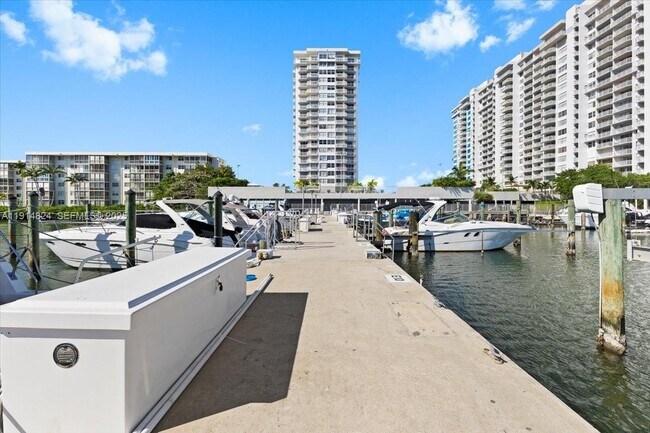 Building Photo - 18011 Biscayne Blvd