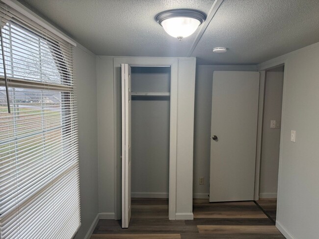 Building Photo - 108 Eakins Dr