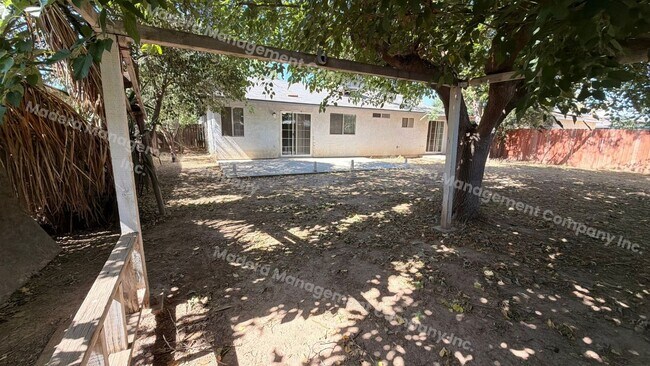 Building Photo - 4 bed/2 Bath - Available now