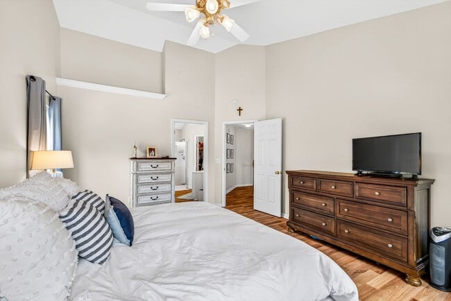 Building Photo - Spacious Living in the Heart of Whitehall