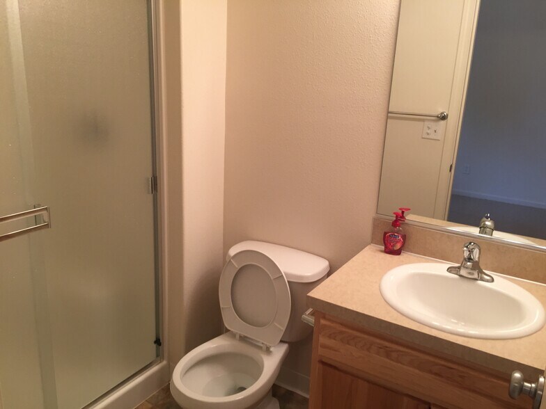 Mainfloor Bath - 7212 34th Ave NE
