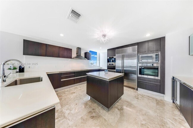 Building Photo - 17001 Collins Ave