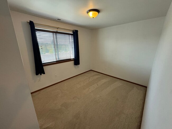 Building Photo - Spacious 3 bed 2.5 Bath Townhome One months free rent!