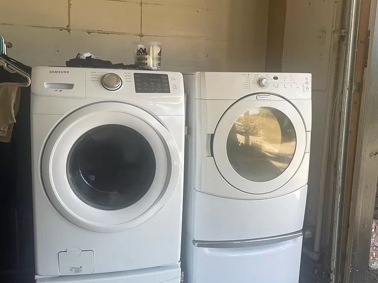 Building Photo - 315 Osborne St