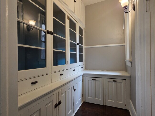 Building Photo - Updated 4-Bedroom Apartment in Oshkosh - 1...