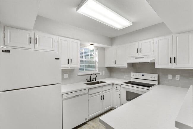 Building Photo - 13010 Trail Hollow Dr