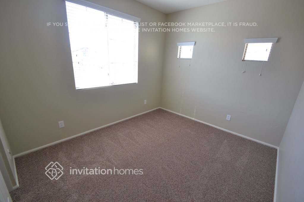 Building Photo - 982 E Corral St