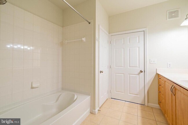 Building Photo - 12929 Centre Park Cir