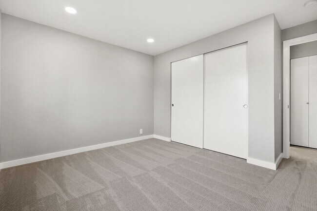 Building Photo - Inviting Everett Home Featuring 3 Bedrooms, Fireplace, and Fully Fenced Backyard