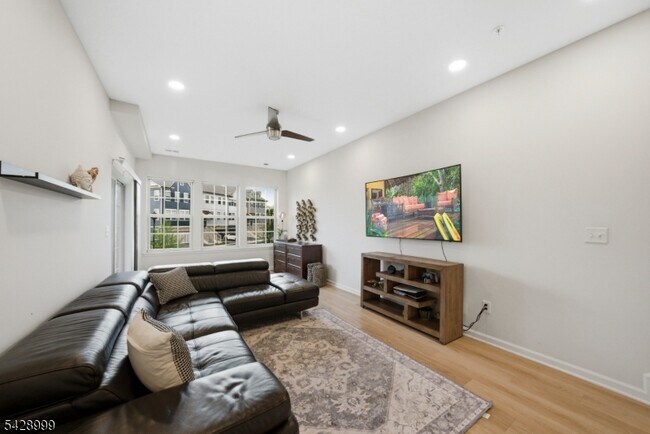 Building Photo - 19 Dahlia Dr