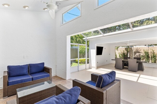 Building Photo - 735 NE 6th St