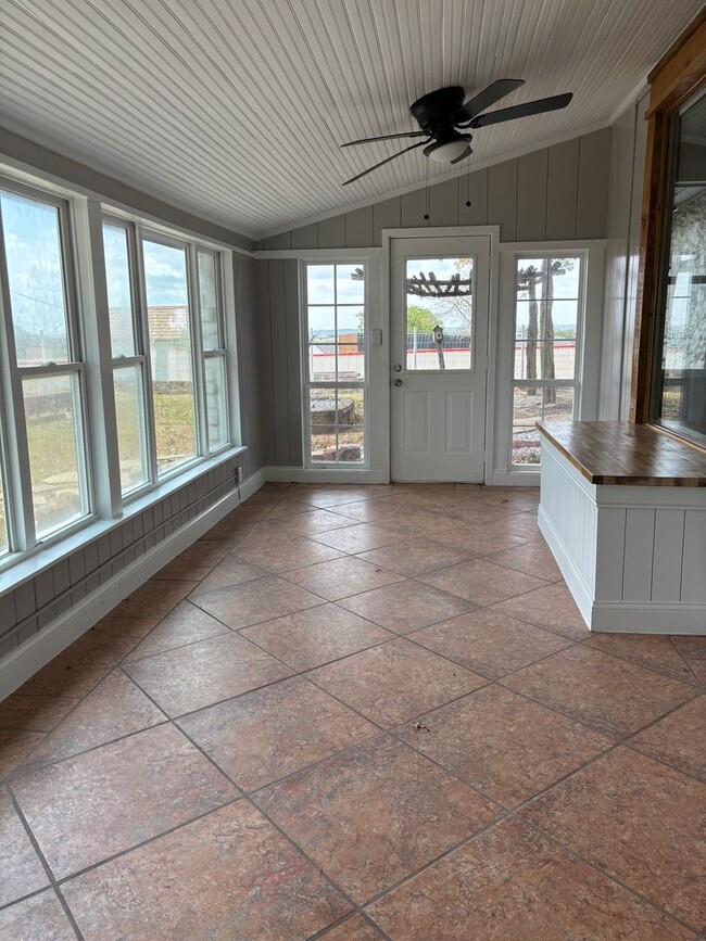 Building Photo - 1 Month Free Rent!! FarmHouse with Room for Everyone