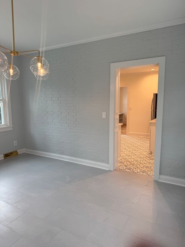 Building Photo - Spectacular Renovation!