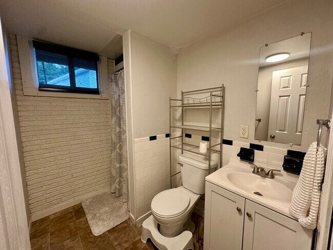 Building Photo - 2416 Towne House Dr NE